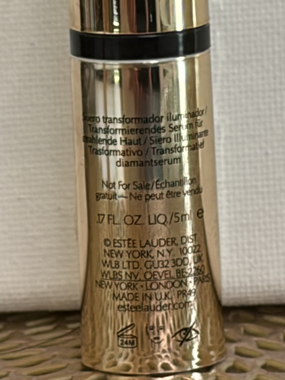 Estée Lauder Re-Nutriv Ultimate Diamond Brilliance Serum - Gold and Black Trim - Picture 4 of 6